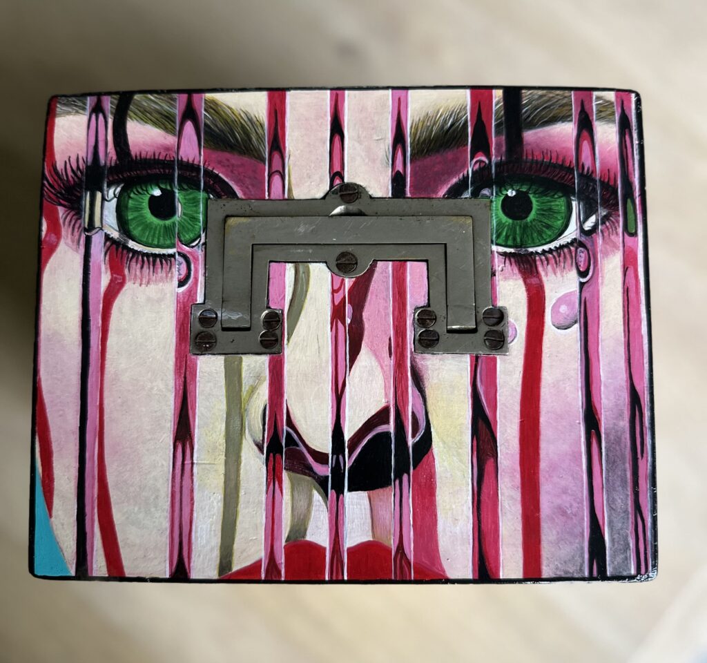 DrippingEmotions-top Dripping emotions kist objects of art by esther, closeup van groene ogen en roze druppels