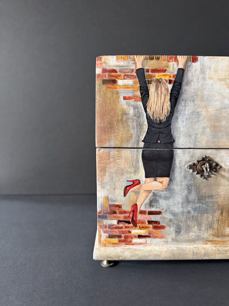 Hang in there halve Hang in there kistje Objects of Art by Esther - vrouw op rode hakken hangt aan muur
