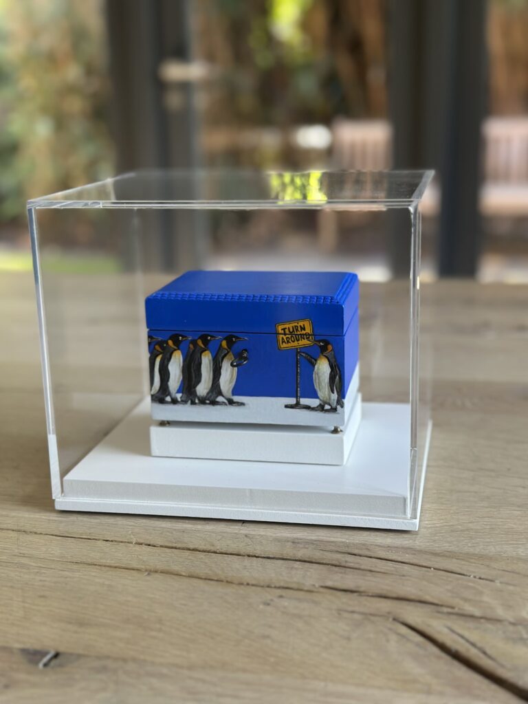 Penguins-box Penguins closeup foto voorkant, kist staat in glazen box